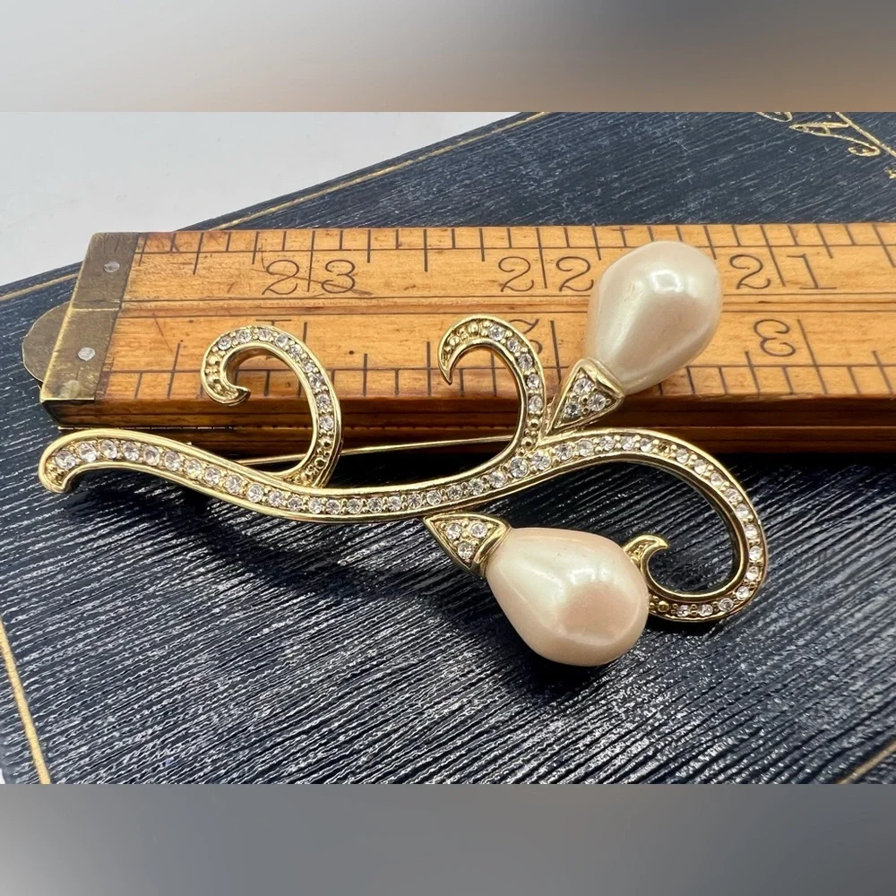 Vintage MONET gold tone rhinestone faux pearl floral stem brooch pin